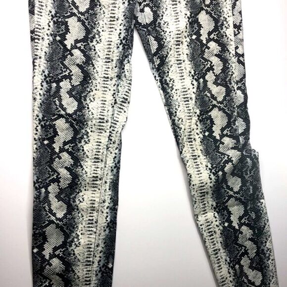 TINSELTOWN 7 Black & White Snakeskin Stretch High-Waisted Jeans - Picture 8 of 10